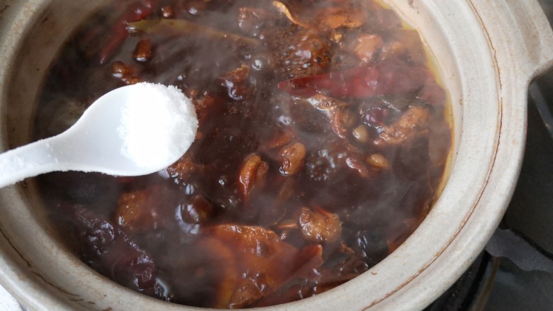 冬至美食 家常红烧牛肉,至牛肉酥烂,开盖加入适量的盐,<a style='color:red;display:inline-block;' href='/shicai/ 756'>鸡精</a>,再中小火加盖焖15分钟左右。