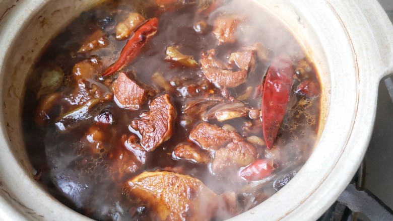 冬至美食 家常红烧牛肉,出锅前可根据个人口味添加少量<a style='color:red;display:inline-block;' href='/shicai/ 3729'>白糖</a>提鲜,收收汤汁即可。(如果要做红烧牛肉面可多留些汤做面的汤头,也可放入土豆或胡萝卜一起焖煮也非常美味)