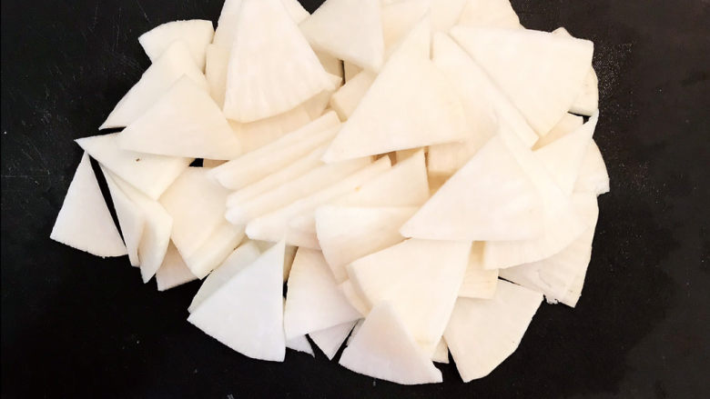 冬至美食 快手菜腊肠炒萝卜,大萝卜切成三角块