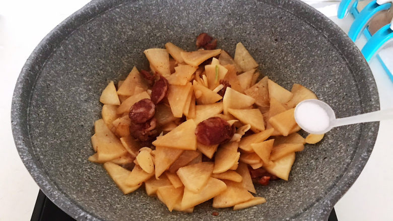 冬至美食 快手菜腊肠炒萝卜,加入精盐调味