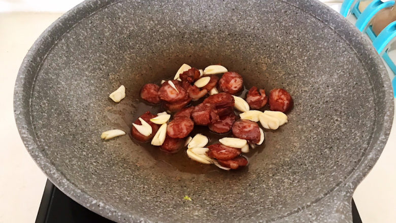冬至美食 快手菜腊肠炒萝卜,加入腊肠,煸炒均匀