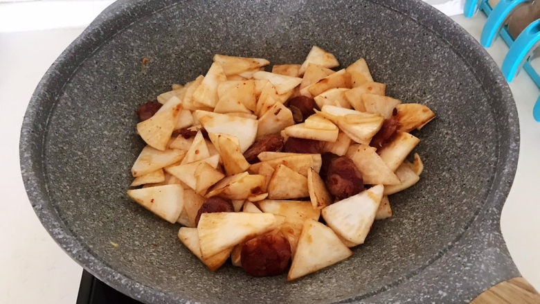 冬至美食 快手菜腊肠炒萝卜,翻炒均匀