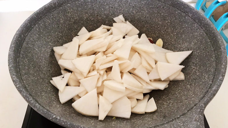 冬至美食 快手菜腊肠炒萝卜,加入萝卜