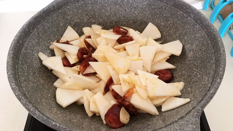 冬至美食 快手菜腊肠炒萝卜,翻炒2分钟