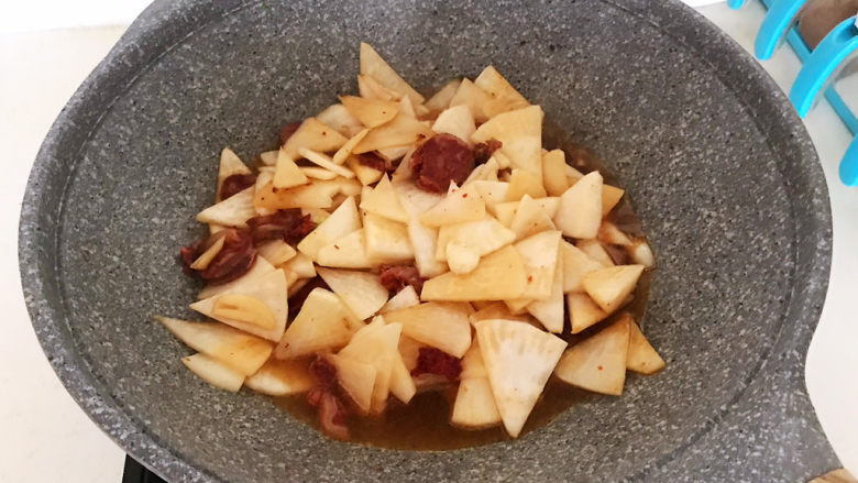 冬至美食 快手菜腊肠炒萝卜,大火烧5分钟左右即可,不要加锅盖