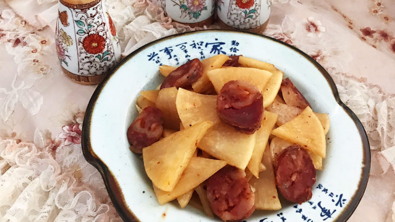 冬至美食 快手菜腊肠炒萝卜,腊肠炒白萝卜出锅了~
