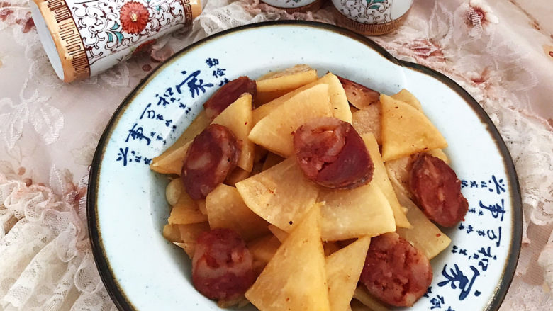 冬至美食 快手菜腊肠炒萝卜,腊肠炒白萝卜微辣鲜香,配上一碗白米饭,齐活了!这道菜食材简单,做法简单,营养丰富,特别适合冬季食用~
