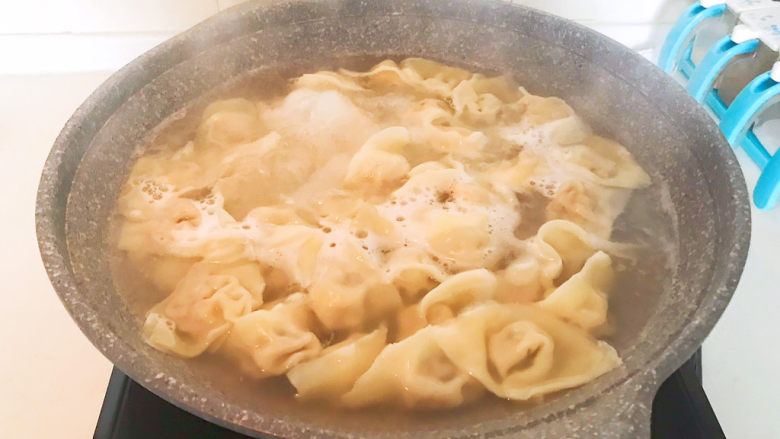 海鲜小馄饨,烧开后煮五分钟,海参猪肉馅馄饨就熟了