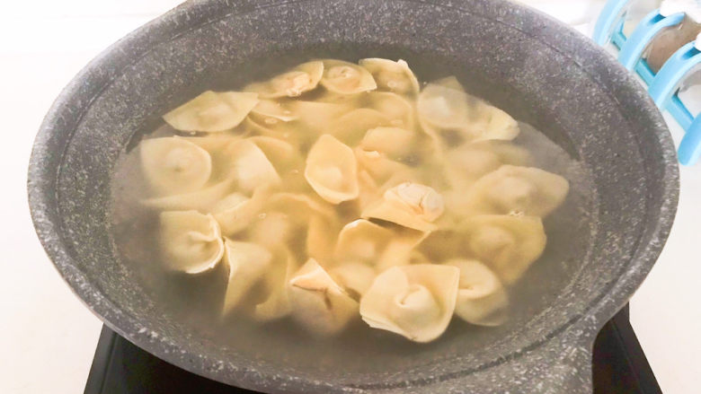 海鲜小馄饨,冷水放入锅里烧开,加入馄饨