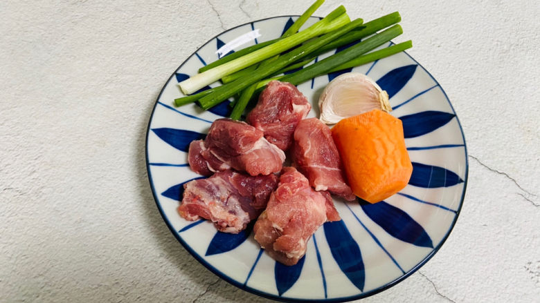 冬至美食+胡萝卜肉末蒸蛋,<a style='color:red;display:inline-block;' href='/shicai/ 414'>猪肉</a>80g、<a style='color:red;display:inline-block;' href='/shicai/ 25'>胡萝卜</a>一段、<a style='color:red;display:inline-block;' href='/shicai/ 2794'>大蒜</a>一瓣、<a style='color:red;display:inline-block;' href='/shicai/ 3232'>香葱</a>一根