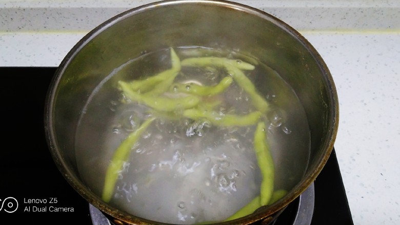 冬至美食+西葫芦炒胡萝卜、粉条、面鱼,锅中放入适量清水,水开放入面鱼
