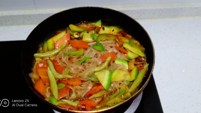 冬至美食+西葫芦炒胡萝卜、粉条、面鱼,翻炒均匀