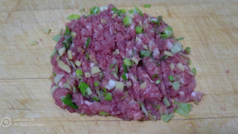 冬至美食+上海青、猪肉白菜饺子,将葱、姜放在猪肉上,再剁几刀