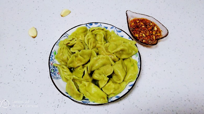 冬至美食+上海青、猪肉白菜饺子,煮至断生捞出