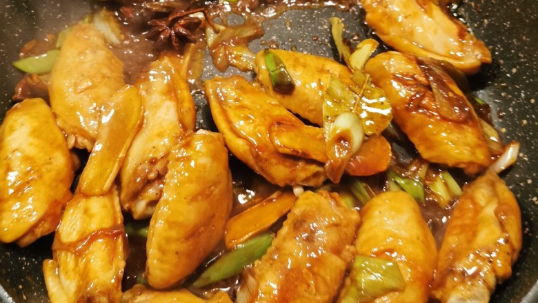 冬至美食 雪梨鸡翅,翻拌上色