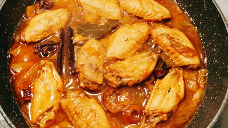 冬至美食 雪梨鸡翅,煮至汤汁粘稠 可以用筷子试一下成熟度 如果轻轻穿透 表明已经熟了 大火收汁即可
