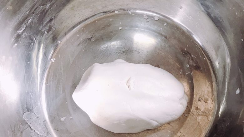 冬至美食--咸汤圆,搅到粉大部分结块后开始用手揉,如果太干再加适量水,一直到揉成团