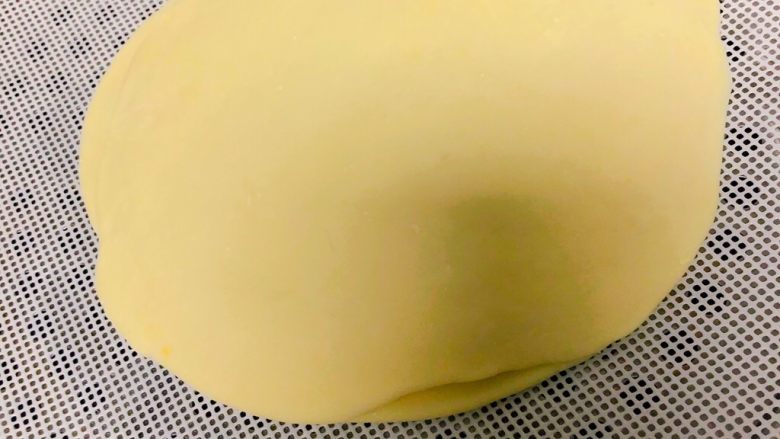 冬至美食~宝宝南瓜牛奶馒头,上锅温水发酵2倍大,水温在40度左右!发酵好的面饼会更加蓬松,因为每个地区的室内温差太大,我就不给具体时间了