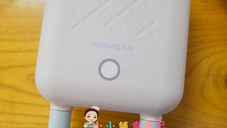 12个月以上西蓝花鸡蛋米饭饼,盖上机器等一会