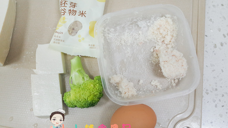12个月以上西蓝花鸡蛋米饭饼,<a style='color:red;display:inline-block;' href='/shicai/ 10122'>西蓝花</a>清洗干净，材料都准备好，大米洗干净米跟水1:1.2煮成<a style='color:red;display:inline-block;' href='/shicai/ 507'>米饭</a>