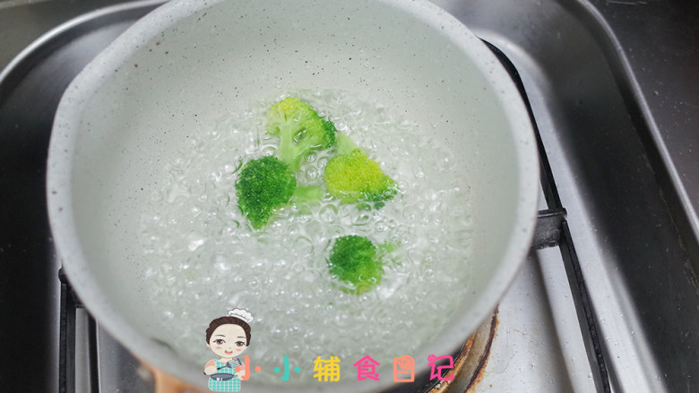 12个月以上西蓝花鸡蛋米饭饼,锅里加水,放入西蓝花煮一下