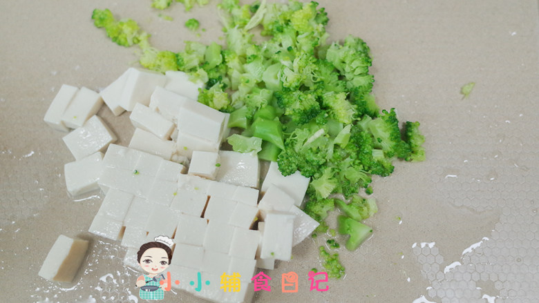 12个月以上西蓝花鸡蛋米饭饼,捞出西蓝花切碎,<a style='color:red;display:inline-block;' href='/shicai/ 465'>豆腐</a>切小块备用