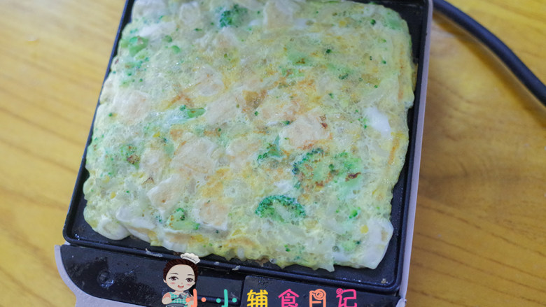 12个月以上西蓝花鸡蛋米饭饼,你会看到两边冒很多水汽,这样就可以打开看看