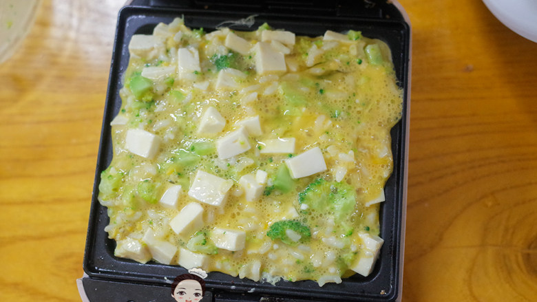 12个月以上西蓝花鸡蛋米饭饼,打开机器把材料全部倒入,这个量刚刚好可以煎一个米饭饼
