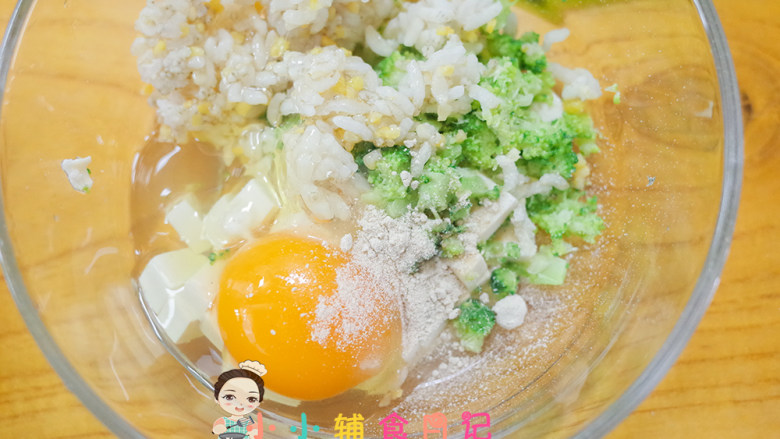 12个月以上西蓝花鸡蛋米饭饼,碗里加入西蓝花20g 豆腐40g 米饭35g <a style='color:red;display:inline-block;' href='/shicai/ 9'>鸡蛋</a>1个 熟肉末10g<a style='color:red;display:inline-block;' href='/shicai/ 10091'>香菇粉</a>一小勺混合均匀