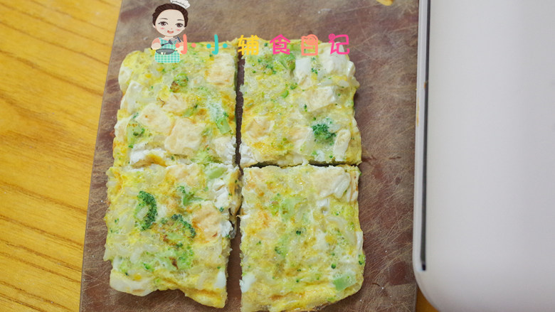 12个月以上西蓝花鸡蛋米饭饼,把米饭饼拿出来切成四块就可以咯