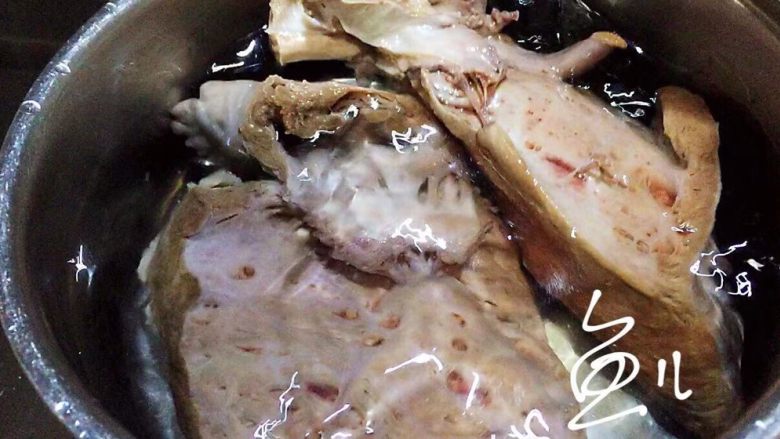 冬至美食 手撕牛心,锅中添水,放入洗净后的牛心