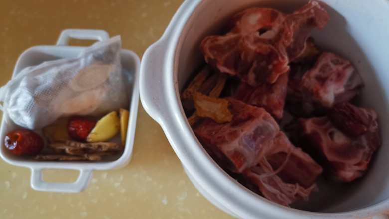 冬至美食~当归生姜羊肉汤,羊肉装入炖锅