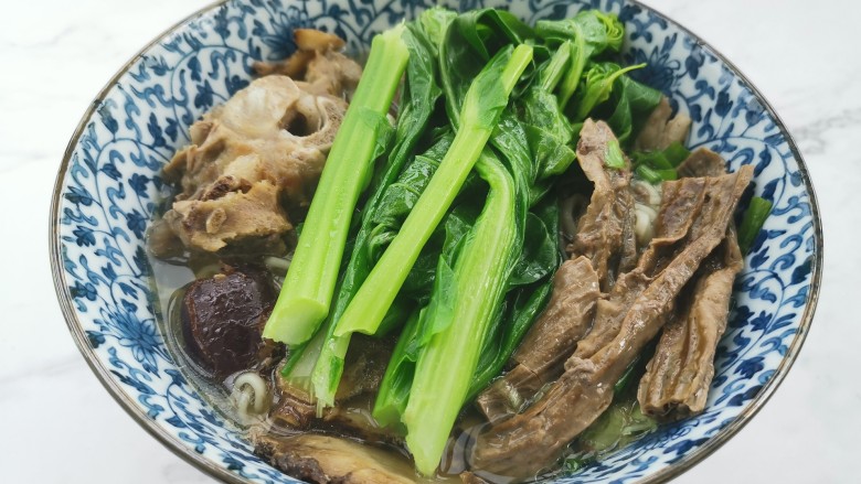 冬至美食~当归生姜羊肉汤,将炖好的羊肉汤泡面,摆上蔬菜,美美哒吃起来,滋阴补肾补气血,阴阳双补,不用担心感冒啦!