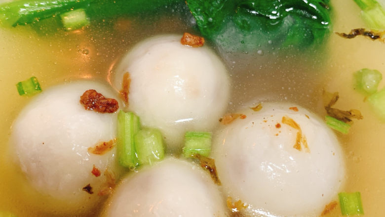 冬至美食 台式咸汤圆,起锅盛入碗中,撒上芹菜末,小C喜欢露出水面的汤圆😆