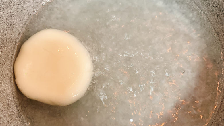冬至美食 台式咸汤圆,放进滚水中,轻轻搅拌避免黏粘锅。