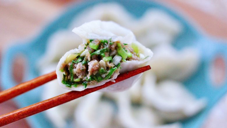 冬至美食～牛肉茼蒿饺子,皮薄馅足超过瘾，不要太好吃了，老公吃了一盘还想吃。