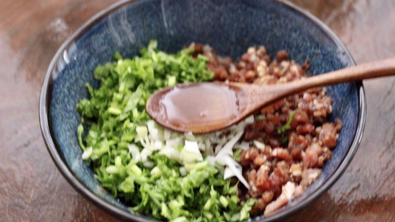 冬至美食~牛肉茼蒿饺子,再加入<a style='color:red;display:inline-block;' href='/shicai/ 849'>花生油</a>。
