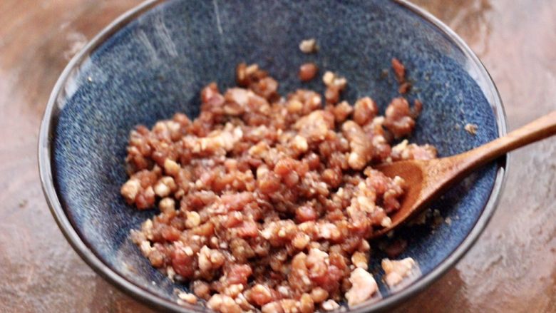 冬至美食~牛肉茼蒿饺子,把所有的食材,顺时针混合搅拌上劲。
