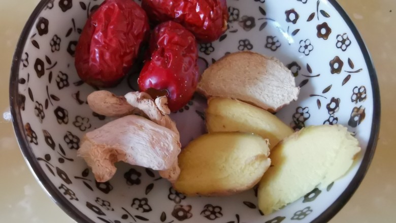 冬至美食~黄芪党参芡实牛骨汤,大枣生姜温阳补脾调和营卫