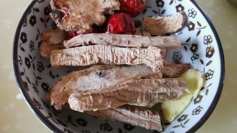 冬至美食~黄芪党参芡实牛骨汤,黄芪党参补气
