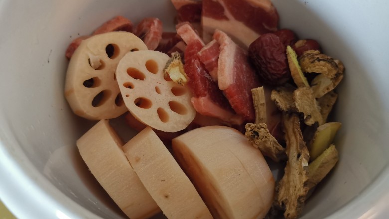 冬至美食~黄芪党参芡实牛骨汤,牛肉当归莲藕党参装入炖罐中,以及装其他药材调料的茶包袋也放入