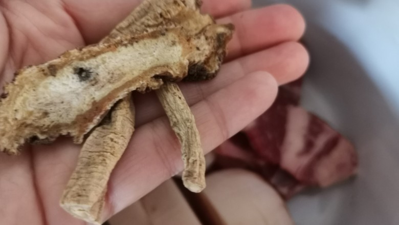 冬至美食~黄芪党参芡实牛骨汤,当归党参可以炖烂食用,就直接放入炖罐中