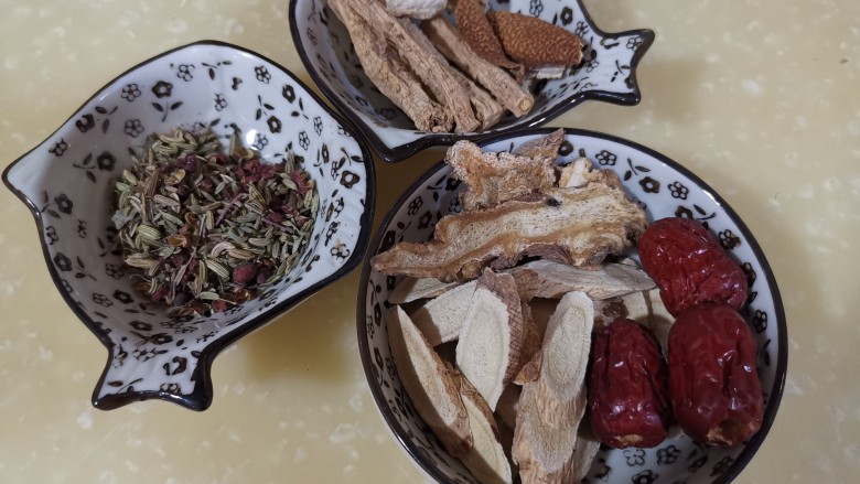冬至美食~黄芪党参芡实牛骨汤,把炖不烂药材的装入茶包袋中