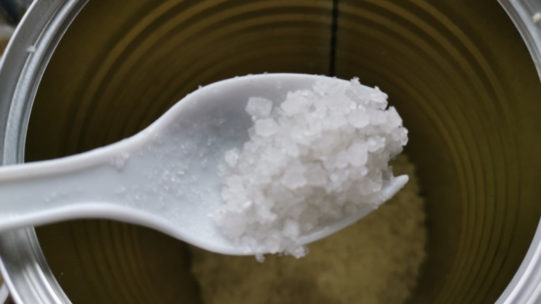 冬至美食~黄芪党参芡实牛骨汤,加入手工粗盐调味,咸入肾,粗盐更能发挥功效