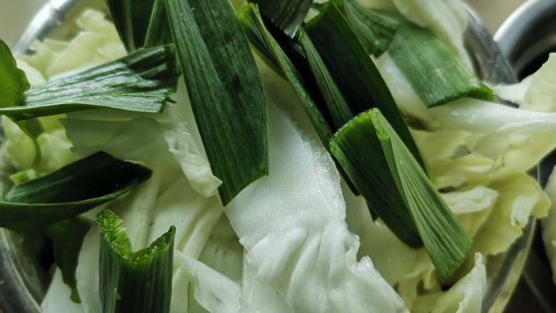 冬至美食～黄芪党参芡实牛骨汤,白菜洗净切碎