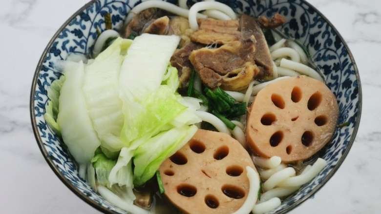 冬至美食~黄芪党参芡实牛骨汤,加入白菜,美美哒吃起来啦,正适合不能吃羊肉的湿热及燥热者,冬至期间滋补益气也要补起来。