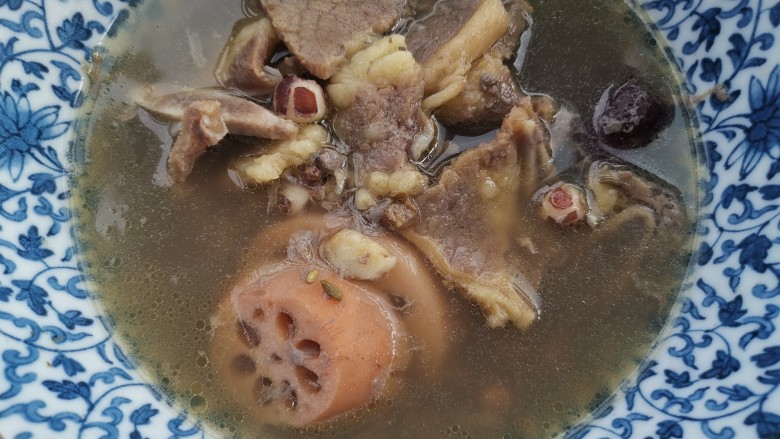 冬至美食~黄芪党参芡实牛骨汤,莲藕党参当归牛肉汤炖好啦