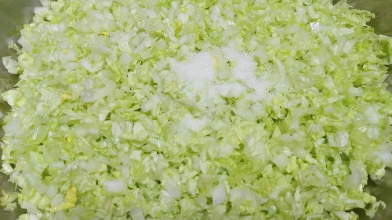 冬至美食 红油干拌饺子,放入盆里,撒一勺盐搅拌均匀,静置15分钟左右至出水。
