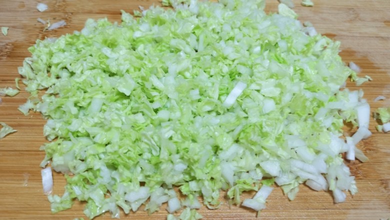 冬至美食 红油干拌饺子,<a style='color:red;display:inline-block;' href='/shicai/ 114'>白菜</a>洗干净切碎。