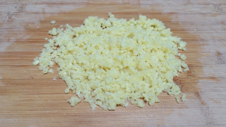 冬至美食 红油干拌饺子,<a style='color:red;display:inline-block;' href='/shicai/ 2800'>生姜</a>洗干净剁碎。